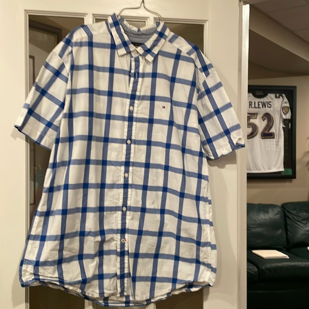 Men’s short sleeve cotton button down, blue and white. Size XL